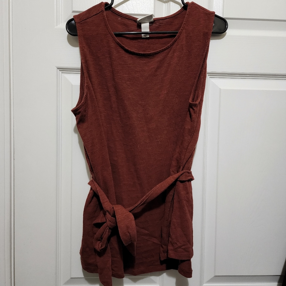 Tank with belt